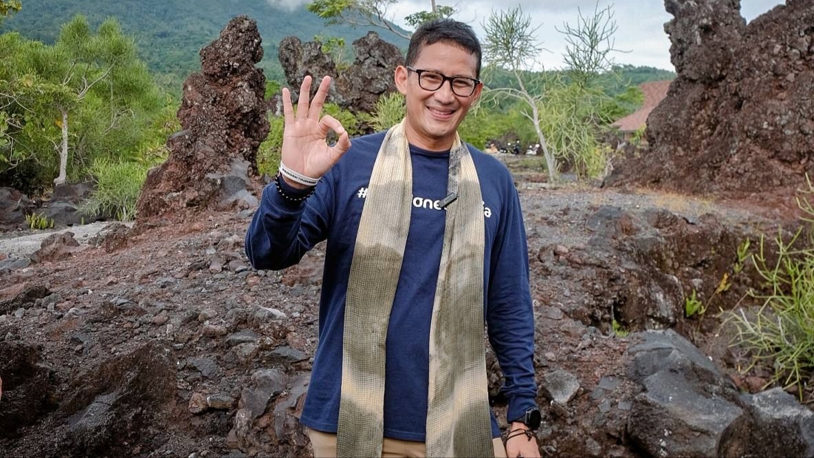Sandiaga-Uno-saat-berkunjung-ke-Geowisata-Batu-Angus-di-Kota-Ternate.jpg