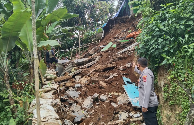 Rumah Warga Cigombong Kabupaten Bogor Ambruk Akibat Getaran Gempa Sukabumi