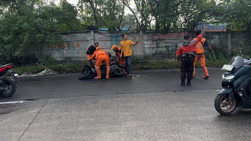 Sejumlah-sepeda-motor-terguling-di-Jalan-Raya-Cakung-Cilincing.jpg