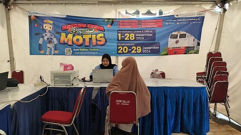 Seorang-warga-mendaftar-program-Motis-di-stand-pendaftaran-Stasiun-Depok-Baru.jpg