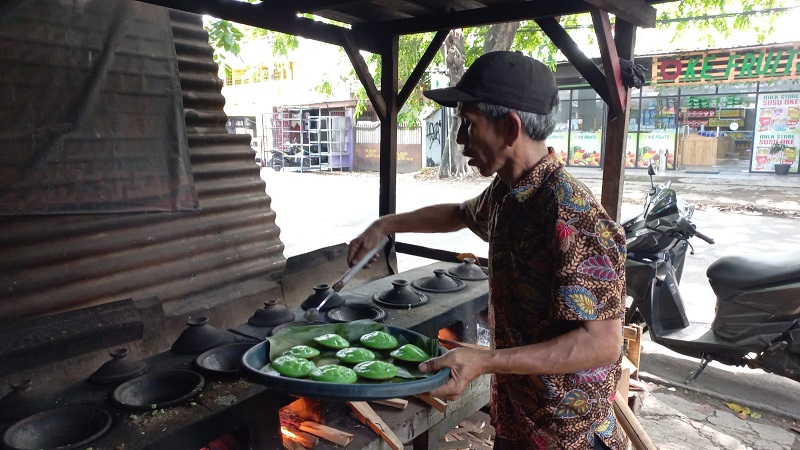 Serabi-hijau-produk-dari-Pendopo-Serabi-Hijau-yang-berlokasi-di-Jalan-Baru-Perjuangan.jpg
