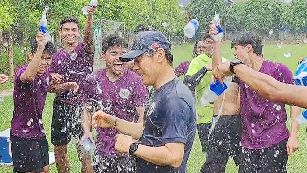 Para Pemain Timnas U-23 Rayakan HUT ke-52 Shin Tae-yong dengan Siraman Air Mineral - Shin-Tae-yong-52.jpg