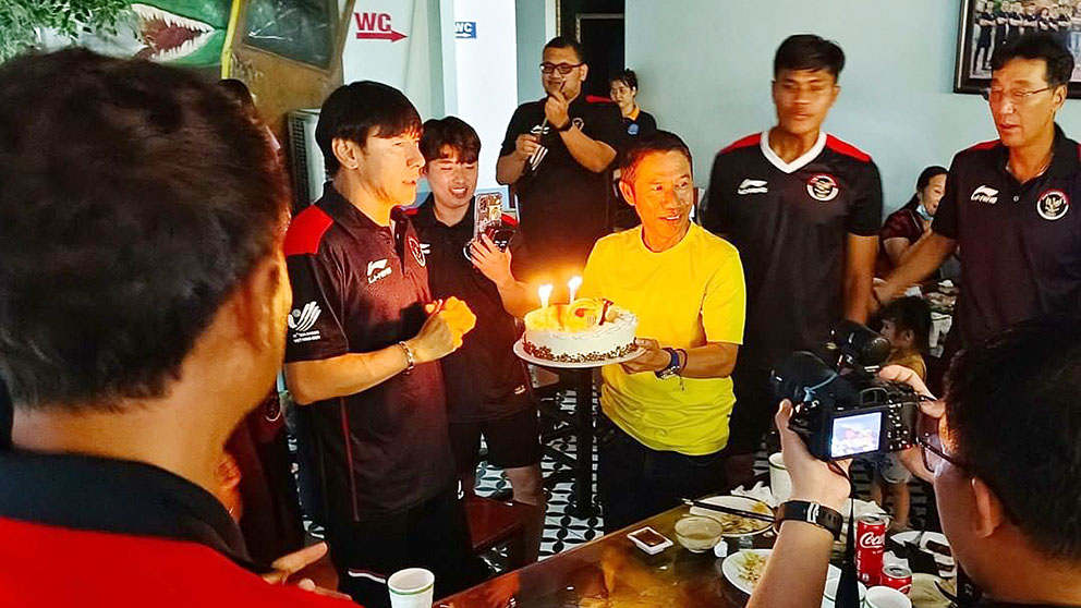 Para Pemain Timnas U-23 Rayakan HUT ke-52 Shin Tae-yong dengan Siraman Air Mineral - Shin-Tae-yong-53.jpg