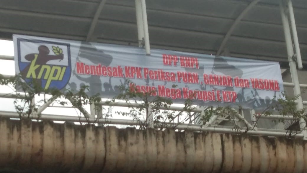 Desak KPK Usut Tuntas Kasus Korupsi E-KTP, Spanduk KNPI Bertebaran di Jalan
