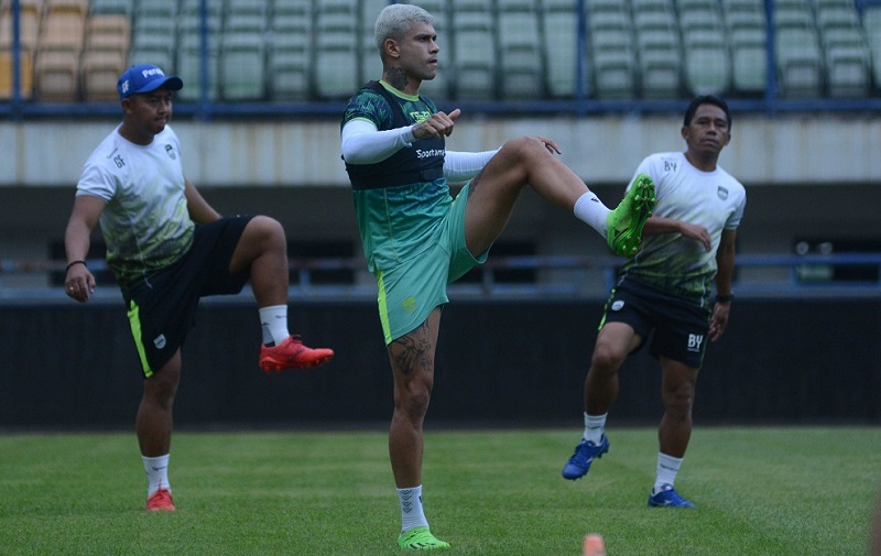 Striker-Persib-Bandung-Ciro-Alves-langsung-mendapat-porsi-latihan-cukup-berat.jpg