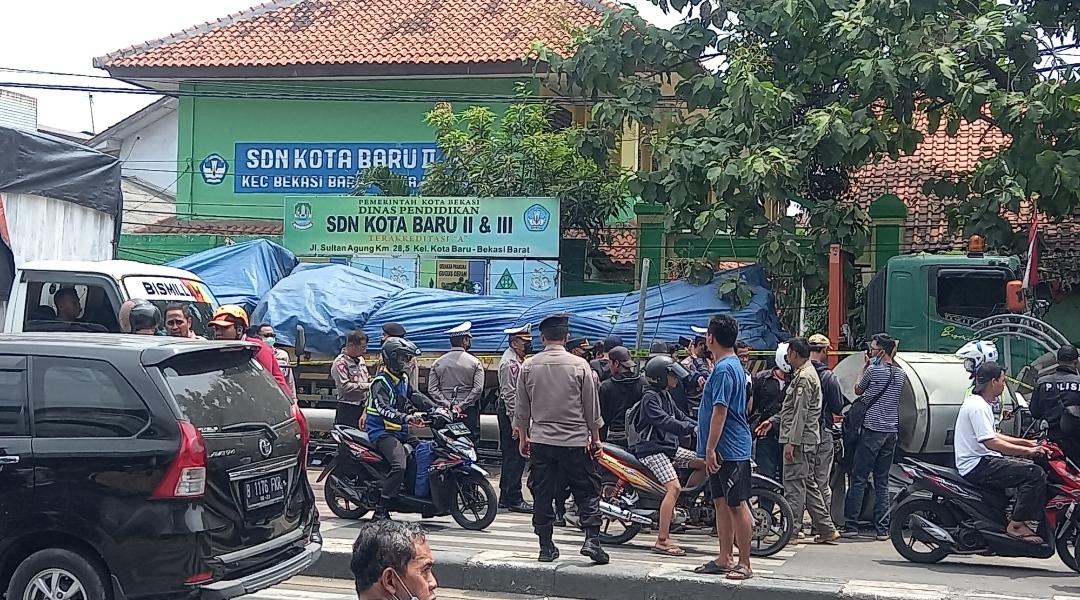 Warga Ungkap Momen Mengerikan Ketika Truk Kontainer Tabrak Tiang di Jalan Sultan Agung Kota Bekasi