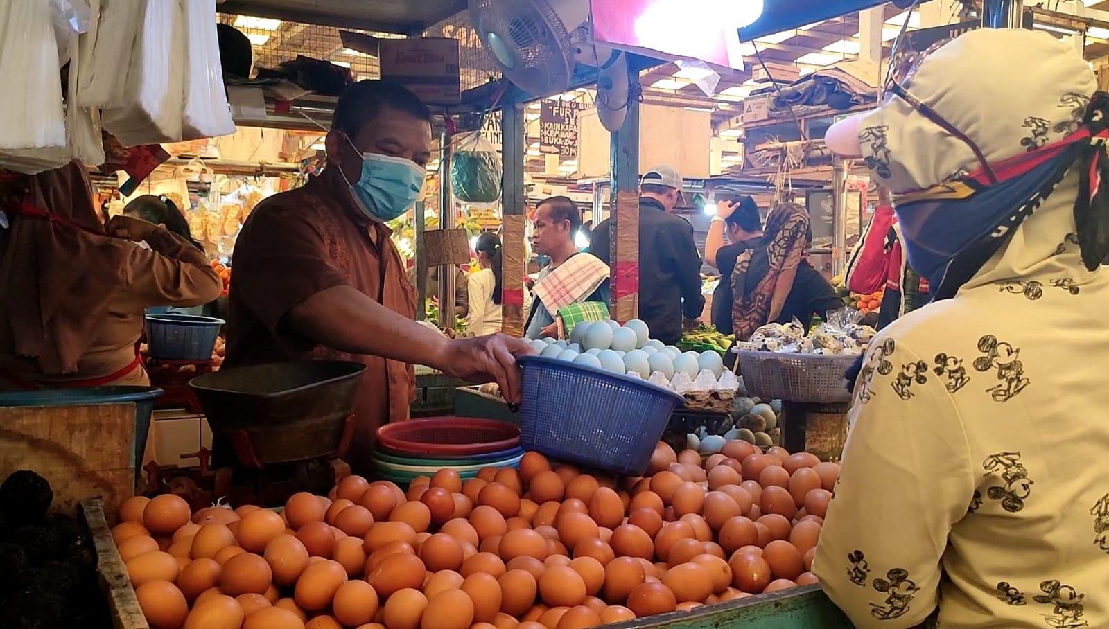 Harga Telur Ayam di Pasar Koja Baru Stabil Seharga Rp 25.000 per Kg, Pedagang Justru Kebingungan