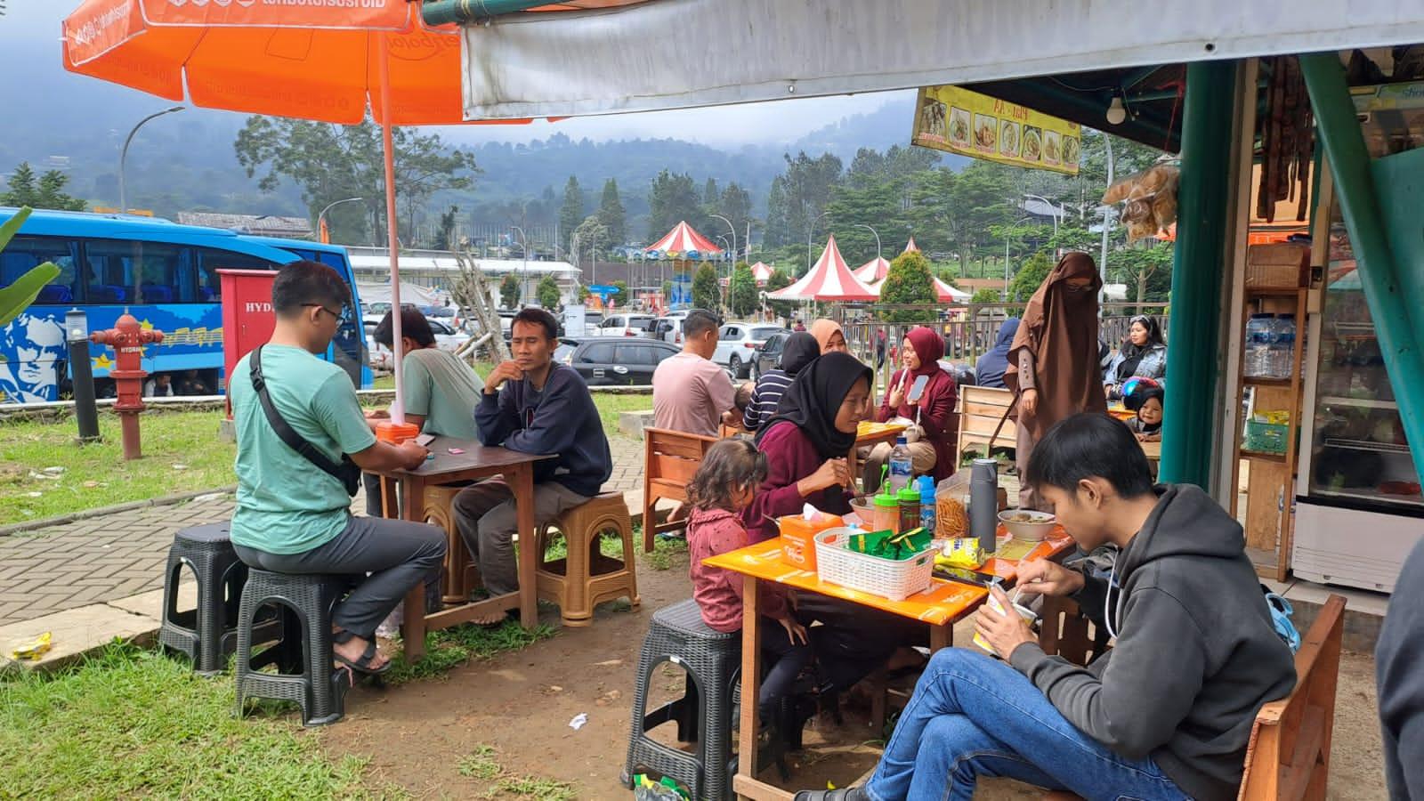 Suasana-Rest-Area-Gunung-Mas-di-Kecamatan-Cisarua-Kabupaten-Bogor.jpg
