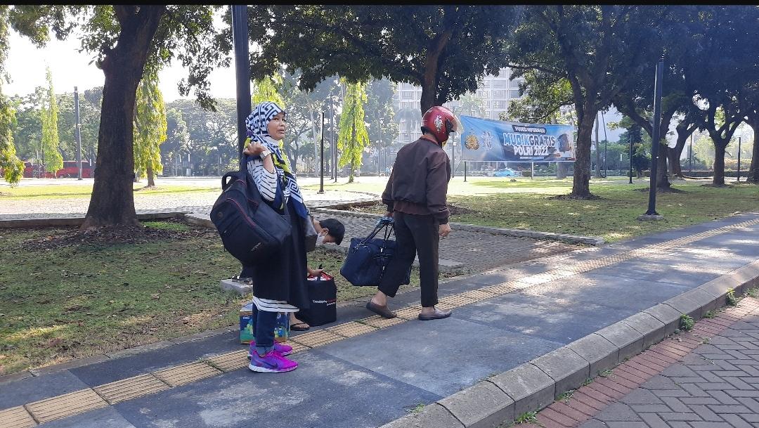 Datang Kesiangan, Sulastri Tertinggal Kloter Pertama Bus Mudik Gratis Polri Hari Ini