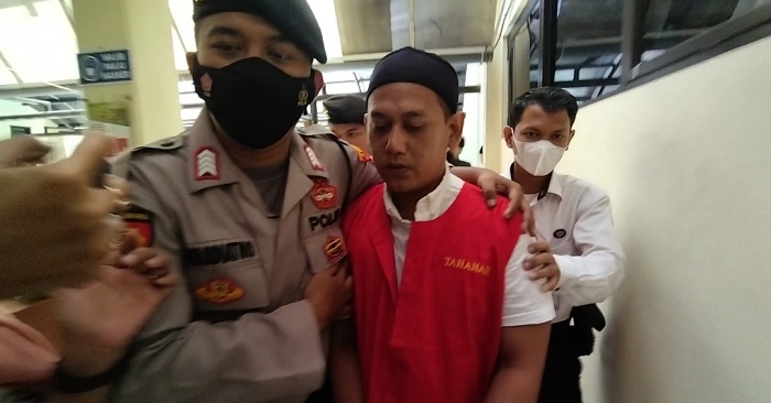 Terdakwa-kasus-pembunuhan-anak-kandung-Rizky-Novyandi-Achmad-20723.jpg