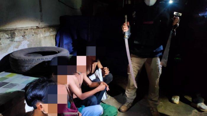 Tim-Jaguar-Polres-Metro-Depok-menangkap-empat-remaja-yang-kedapatan-membawa-senjata-tajam.jpg