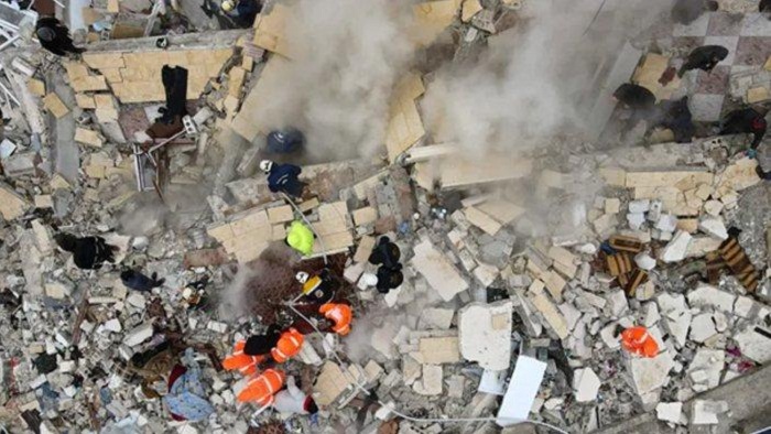 Tim-penyelamat-mencari-korban-di-reruntuhan-bangunan-usai-gempa-dahsyat-menguncang-Turki.jpg