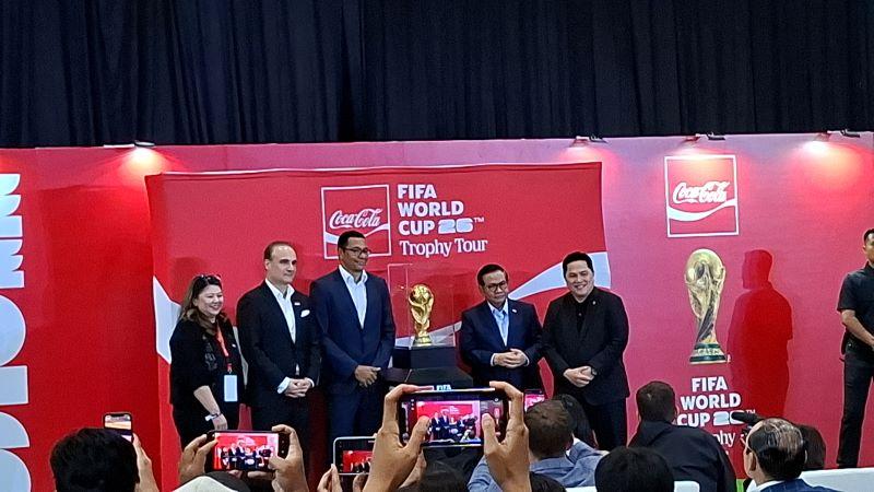 Trofi-Piala-Dunia-tiba-di-Jakarta.jpg