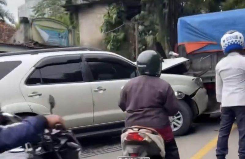 Truk-hantam-Fortuner-di-Sawangan-Depok.jpg