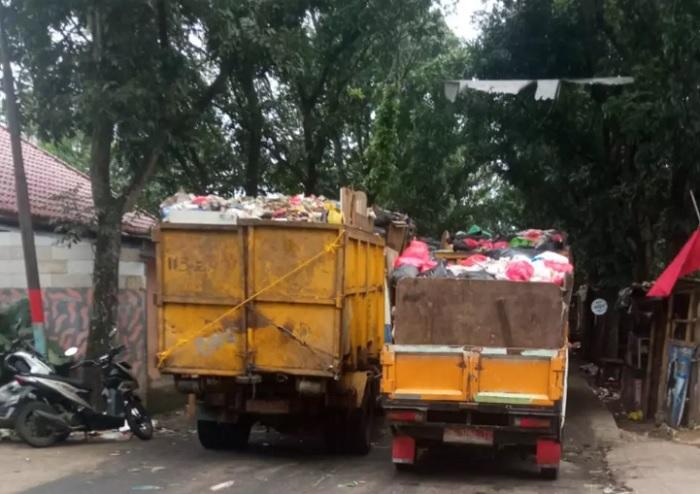 Truk-sampah-mengantre-masuk-ke-Tempat-Pembuangan-Akhir-TPA-Cipayung.jpg