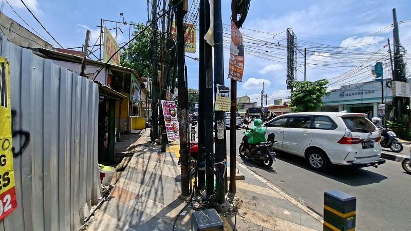 Ttrotoar-di-Jalan-Komjen-Pol-M-Jasin-perempatan-Kelapa-Dua-Depok-semrawut.jpg
