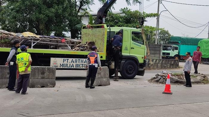U-Turn-di-jalan-arteri-Karawang-Jawa-Barat-sudah-mulai-ditutup.jpg