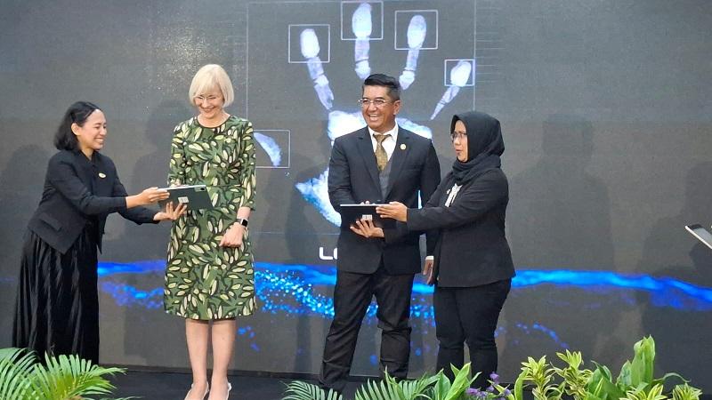 Vice-Chancellor-and-President-UQ-Profesor-Deborah-Terry-AC-dan-Rektor-UI-Heri-Hermansyah.jpg