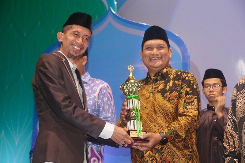 Wakil-Ketua-DPRD-Kabupaten-Bogor-Agus-Salim-kiri-memberikan-piala-juara-ke-Camat-Cibinong.jpg