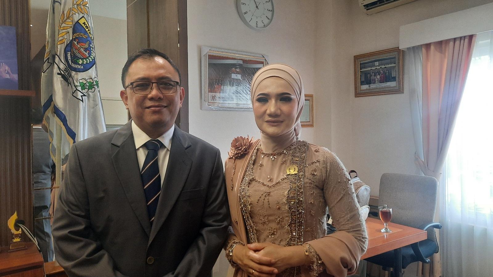 Wakil-Ketua-DPRD-Kota-Depok-Yeti-Wulandari-bersama-suami.jpg