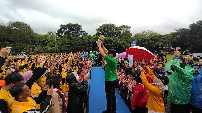 Wali-Kota-Bogor-Bima-Arya-memegang-Piala-Adipura-1.jpg