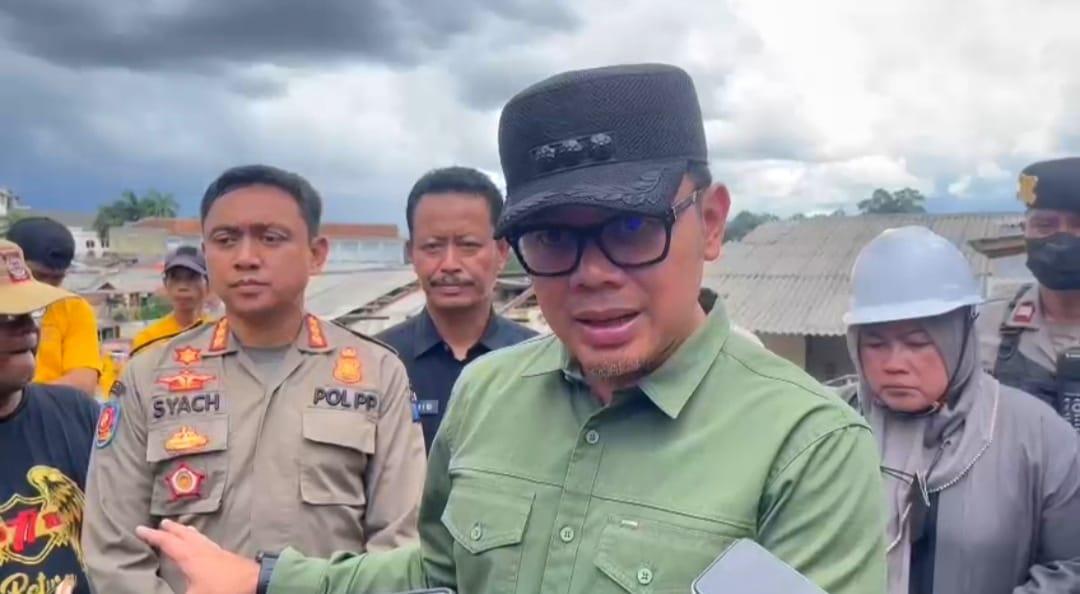 Wali-Kota-Bogor-Bima-Arya-saat-meninjau-langsung-pembongkaran-bangunan-tidak-berizin.jpg