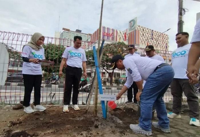 Wali-Kota-Depok-Supian-Suri-melakukan-penanaman-pohon-Tabebuya-di-area-Azko-Margonda.jpg