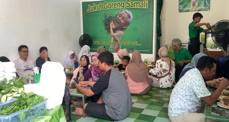 Warung-milik-pasangan-aktor-Epy-Kusnandar.jpg
