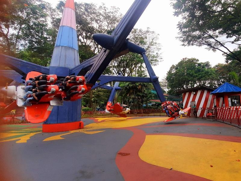 Wisatawan-menikmati-wahana-Air-Race-di-Jungleland-Adventure-Theme-Park.jpg