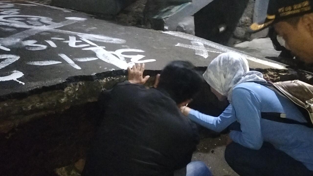 Yeti-Wulandari-cek-jalan-amblas-di-tugu-cimanggis.jpg