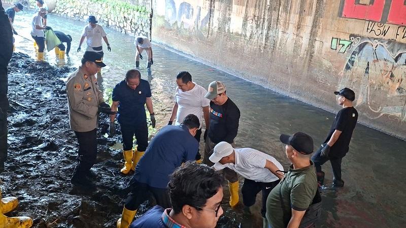 Menteri LH dan Wakil Wali Kota Depok Ikut Kotor-kotoran Bersihkan Sungai Cipinang