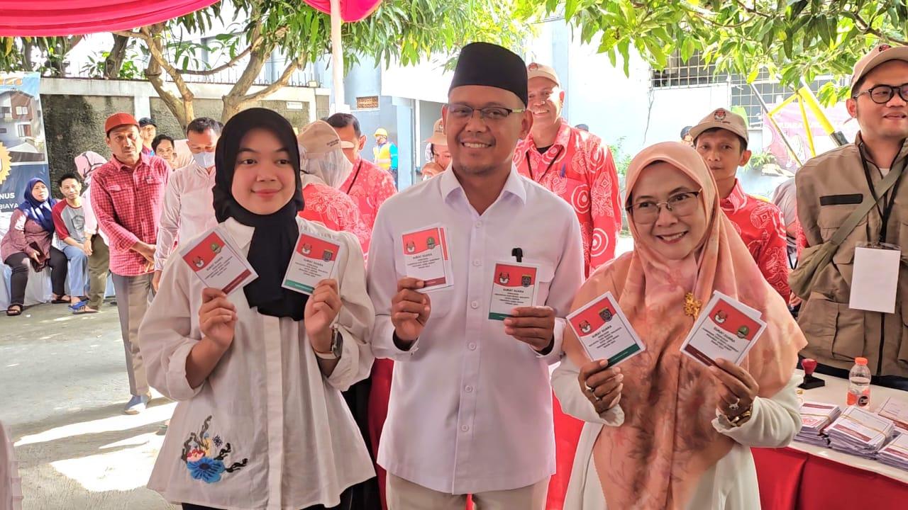 Imam Budi Hartono Nyoblos Pilkada Depok 2024 di TPS 17 Tirtajaya Bersama Istri dan Anak