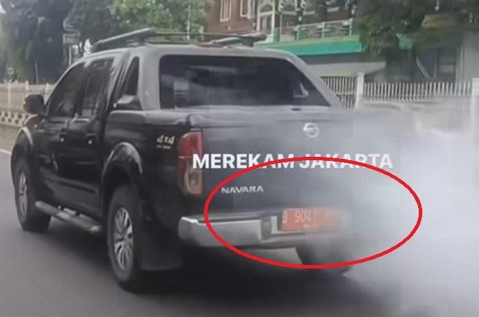 mobil-pelat-merah-mengeluarkan-asap-tebal.jpg