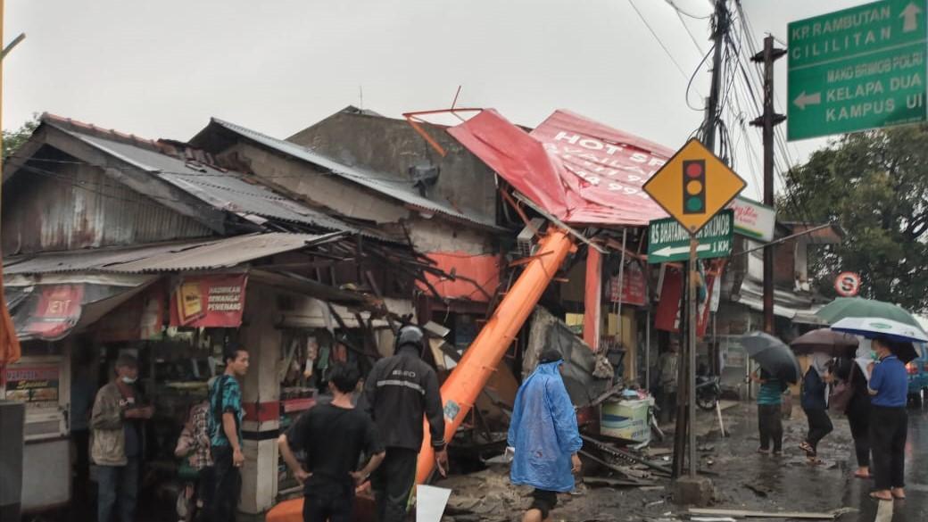 papan-reklame-yang-roboh-berlokasi-di-Pasar-Pal-Tugu-Cimanggis-pada-Selasa-832022.jpg