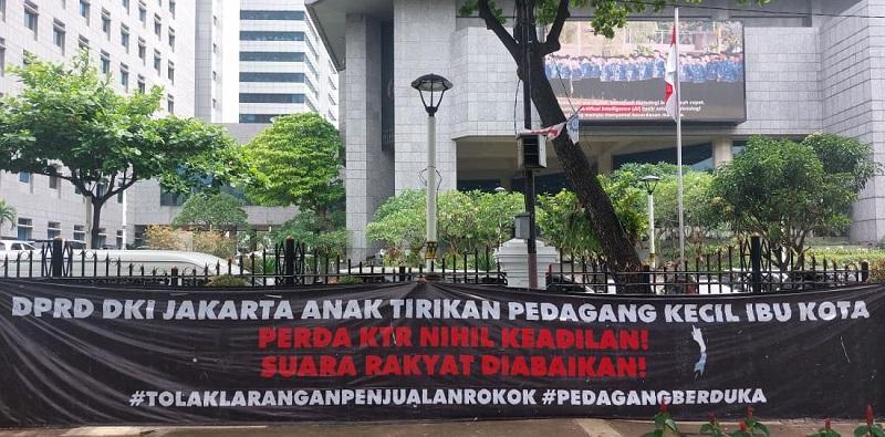 pedagang-membentangkan-spanduk-penolakan-raperda-KTR.jpg