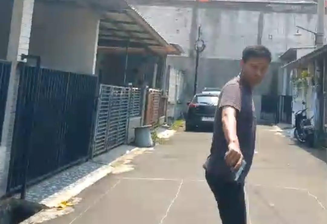 pegawai-PN-Depok-menodongkan-pistol.jpg