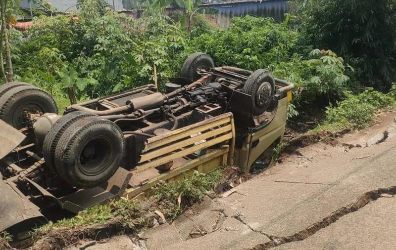 Jalan Beton Amblas, Truk Muatan Pasir Terguling di Cipayung Depok, Sopir Terjebak di Ruang Kemudi 