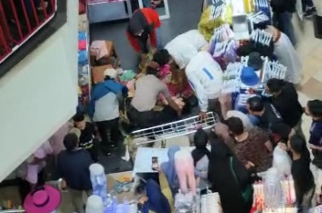 video-viral-seorang-pemuda-terjatuh-dari-Lantai-3-Bogor-Trade-Mall.jpg