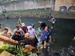 Aksi-bersih-bersih-Sungai-Cipinang-Kecamatan-Cimanggis-Depok.jpg