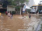 Anak-anak-Berenang-di-Lokasi-Banjir.jpg