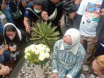 Angelina-Sondakh-saat-ziarah-ke-makam-Adjie-Massaid-di-TPU-Jeruk-Purut.jpg