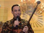 Anies-Pegang-Tongkat-Pangeran-Dipenegoro.jpg