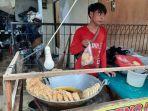 Arif-23-penjual-pisang-goreng-di-Sawangan-Depok-Kamis-1442022.jpg