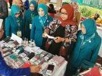 Bupati-Bogor-Ade-Yasin-meninjau-stan-Kaos-Kaki-Sampean.jpg