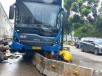 Bus-Transjakarta-Tabrak-Pembatas-Jalan-di-Jalan-M-Saidi.jpg