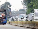 Bus-Transjakarta-mengikuti-lajunya-delman-di-Jalur-Busway.jpg