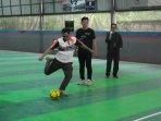 DPRD-Kota-Depok-Fraksi-PKS-Ade-Supriyatna-menendang-bola.jpg