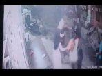 Dalam-rekaman-CCTV-suami-bakar-istri-di-cipondoh-tangerang-selatan.jpg