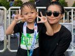 Elias-Dananjaya-dan-Yuli-Yumara-anak-ibu-peserta-kategori-5K-Superball-Run-2022.jpg