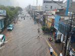 Jalan-Gunung-Sahari-tepatnya-di-depan-Mangga-Dua-Square-banjir.jpg